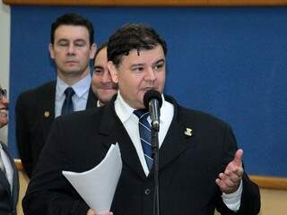 Vinícius Siqueira fala ao plenário durante sessão da Câmara. (Foto: Izaias Medeiros/CMCG)
