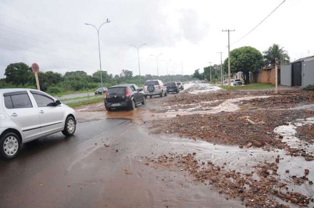 Chuva &ldquo;lava&rdquo; rua, leva cascalho para avenida e prejudica tr&acirc;nsito 