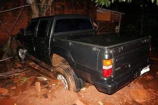 Motorista perde controle, bate em carro estacionado e invade resid&ecirc;ncia 