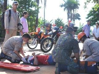 Motociclista tem a perna quebrada em cruzamento perigoso no bairro Cophasul. (Foto: Alcides Neto) 