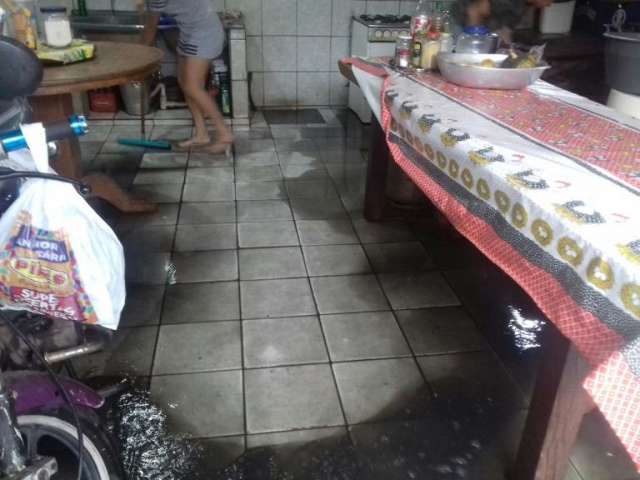 Fam&iacute;lia &eacute; surpreendida por esgoto dentro de casa durante chuva