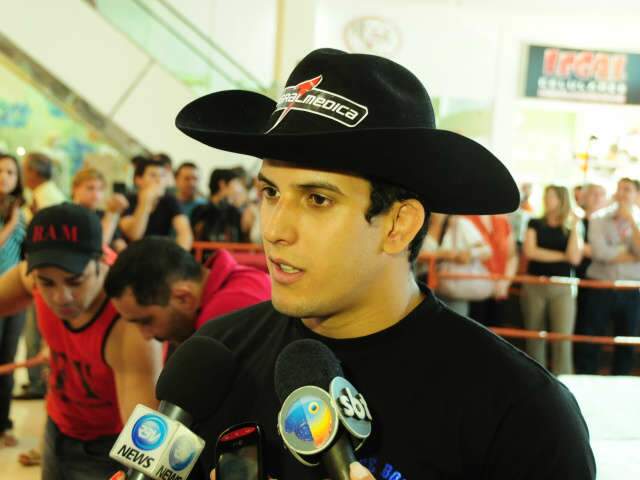  Com respeito e sem confus&atilde;o, lutadores  passam por pesagem 