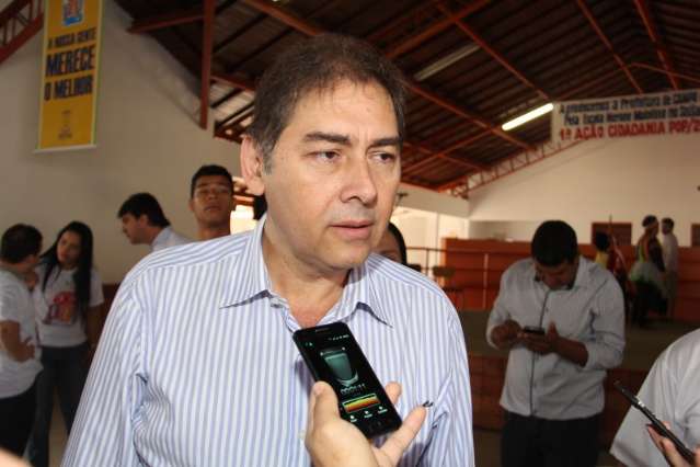 Com cidade cheia de buracos, Bernal refor&ccedil;a pedido de cautela a motoristas