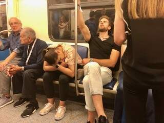 É comum encontrar russos dormindo durante as viagens de metrô em Moscou (Foto: Paulo Nonato de Souza)