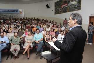 Chadid defendendo Bernal durante reunião com 100 diretores de escolas (Foto: Cleber Gellio)