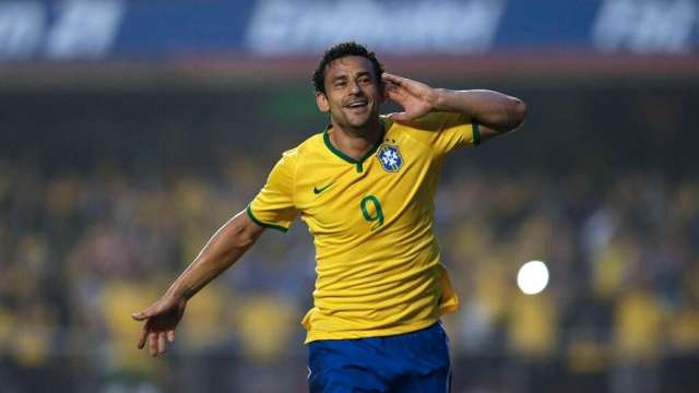 Em atua&ccedil;&atilde;o apagada e sob vaias, Brasil vence S&eacute;rvia por 1 a 0