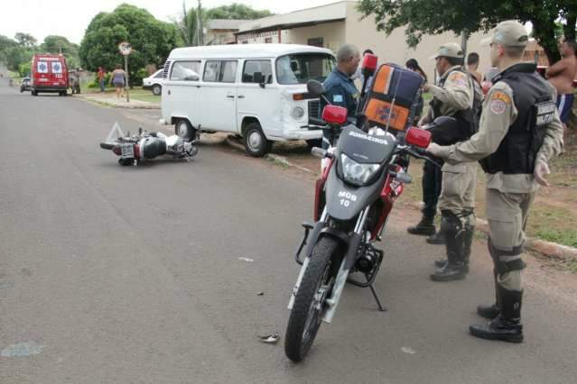 Motociclista n&atilde;o trava capacete e fica em estado grave ap&oacute;s acidente