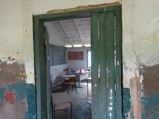 Paredes mofadas, telhas faltando e móveis sucateados foram encontrados pelo MPE nas escolas (Foto: Divulgação)