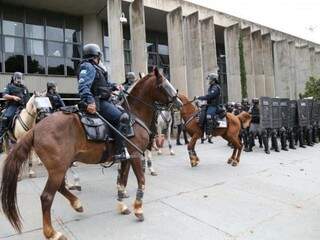 Policiais na frente da Assembleia durante invasão de manifestantes na Assembleia. (Foto: Marcos Ermínio).