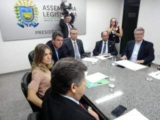 Secretários Eduardo Riedel e Roberto Hashioka levaram o projeto para discussão com deputados (Foto: Leonardo Rocha)
