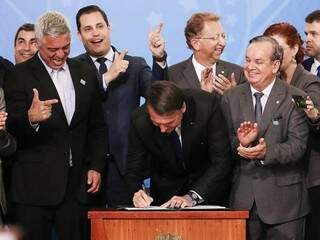 Presidente Jair Bolsonaro (PSL) assina decreto na tarde de terça-feira (7) (Foto: Marcos Corrêa/PR)