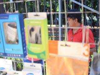 Vendedor expõe acessórios de celular para venda no centro da Capital (Foto: Marina Pacheco/Arquivo)