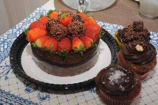 Torta vegana de brigadeiro e cupcakes.  (Foto: Paulo Francis)
