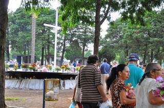 Douradenses visitam cemitérios públicos Santo Antonio de Pádua e Bom Jesus (Foto: A. Frota/Diário MS)