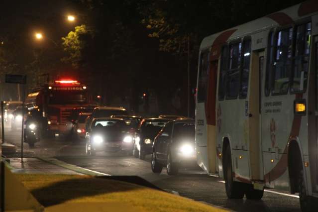 Bombeiros interrompem tr&acirc;nsito na Av. Ricardo Brand&atilde;o para conter chamas