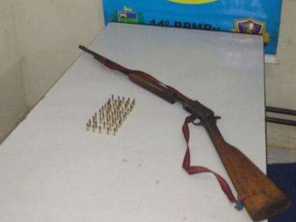 Pol&iacute;cia apreende arma de ca&ccedil;a e 50 muni&ccedil;&otilde;es em fundo falso de carro