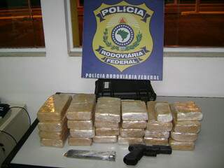 Cocaína, arma e munições foram apreendidas em Bataguassu. 