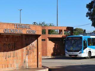 Terminal General Osório, um dos que será reformado; alvo de vandalismo, paredes da plataforma estão pichadas (Foto: Henrique Kawaminami)