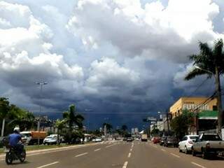 &quot;Nuvens carregadas&quot; na avenida Fernando Corrêa da Costa (Foto: Saul Schramm)