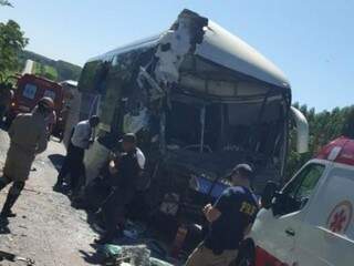 Ônibus teve a frente destruída com o impacto da colisão (Foto: JPNews)