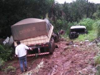 Cabine se soltou da carreta ao cair no acostamento da MS-306. (Foto: Chapadense News)
