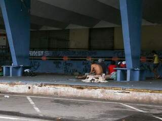 Usuários de drogas se concentram na Rua Vasconcelos Fernandes, mesmo rua onde fica a agência dos Correios, na antiga rodoviária (Foto: Kisie Ainoã)