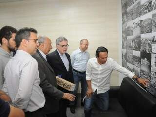 Prefeito ao lado de Flávio Rocha e senador Pedro Chaves, mostrando como era a Campo Grande no passado. (Foto: Paulo Francis) 