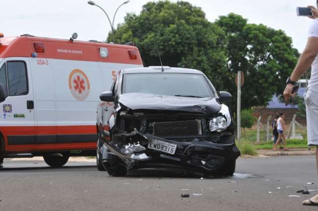  Casal fica ferido ap&oacute;s bater em picape e capotar Hilux no Jardim Parati