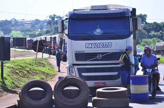 Interdição em um dos trechos em Dourados. Hoje, mesmo com decisão da justiça, os caminhoneiros voltaram a bloquear o tráfego. (Foto: Eliel Oliveira) 