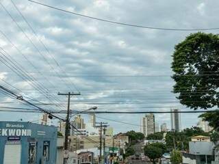 Céu parcialmente nublado em Campo Grande nesta quinta-feira. (Foto: Henrique Kawaminami)