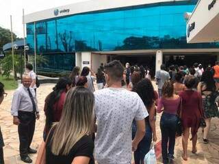 Entrada de estudantes em universidade particular de Campo Grande para edição do Enem 2019 (Foto: Fernanda Palheta/Arquivo)