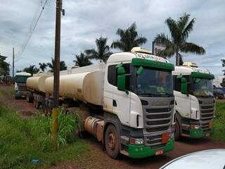 Caminhões com combustível apreendidos em ação da Defron (Foto: Adilson Domingos)