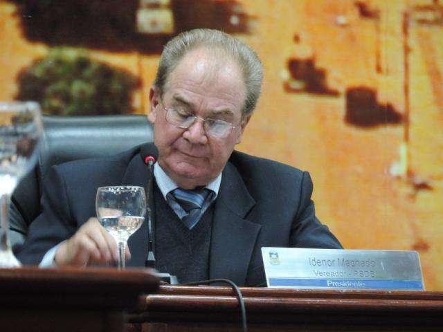 Ex-presidente da C&acirc;mara se apresenta e fica preso em delegacia