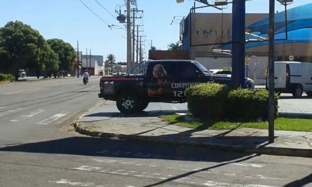 Candidato a deputado estadual estaciona carro sobre a faixa de pedestre