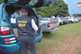 Além do dinheiro, policiais do DOF encontraram mais de 300 pacotes de cigarros, pneus, receptores de satélite e eletrônicos diversos. (Foto: Marcos Ribeiro)