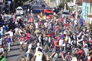 Ciclistas se concentraram em frente à loja da Ciclo Ribeiro, na avenida das Bandeiras. (Foto:João Garrigó)