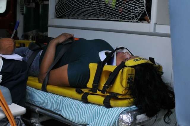 Mulher ignora sinal fechado e &eacute; atropelada na faixa de pedestre no Centro