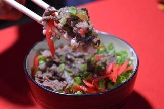 Arroz com carne e gengibre é o gyudon que, tradicionalmente, é melhor comer com hashi, garantem os donos. (Foto: Thailla Torres)