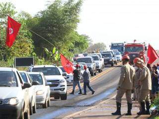 Congestionamento de 5 km depois de bloqueio e carreta incendiada. (Foto: André Bittar).