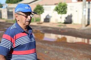 Airson Ferreira Gomes, 77 anos, vive no bairro há 16 anos e hoje lamenta por não conseguir entrar com um carro na garagem de casa. (Foto: Marcos Ermínio)