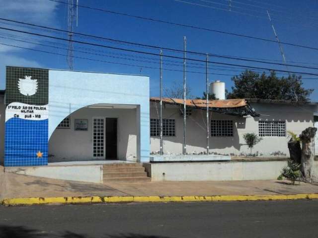 PMs usam bambu e lona para cobrir pelot&atilde;o que est&aacute; sem telhado h&aacute; 1 ano