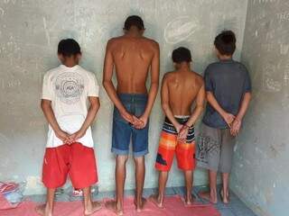 Quatro dos adolescentes que participaram das invasões. (Foto:Olimar Gamarra)