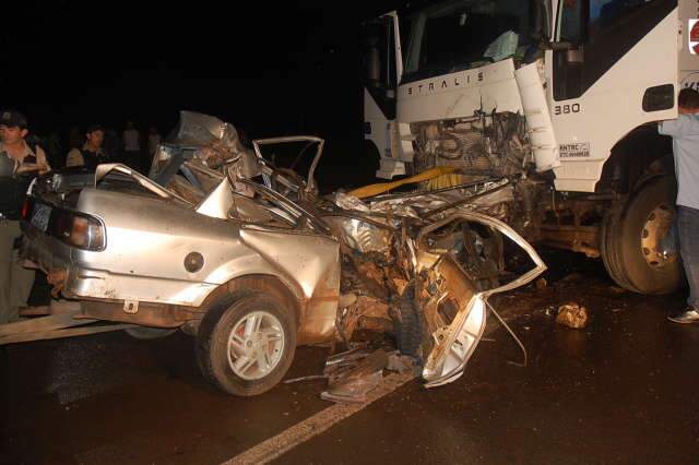  Identificado motorista morto em acidente entre carro e caminh&atilde;o