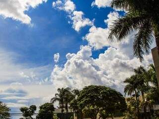 Céu claro com poucas nuvens em Campo Grande (Foto: Marina Pacheco)