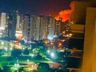 Coluna de fumaça avistada de apartamento perto do Parque dos Poderes. (Foto: Direto das Ruas)