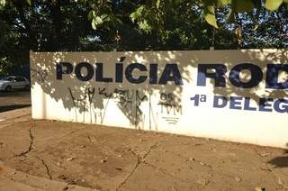 Muro da Superintendência da PRF foi pichado por grupo de jovens na noite de ontem. (Foto: Marcelo Calzans)