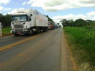 Caminhoneiros deixaram o trecho na MS-134, entre Nova Andradina e estacionaram os veículos na MS-276, no km 01, entre Batayporã e Anaurilândia (Foto: Nova Notícias)