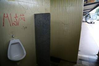 Banheiro masculino do Terminal Nova Bahia. (Foto: Marcos Ermínio)