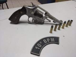 Arma estava carregada com seis munições. (Foto: Divulgação/Polícia Militar) 