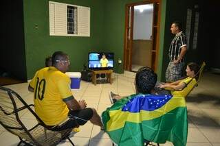 Na casa de Alcindo, vizinhos puderam assistir ao jogo em uma TV conectada à caixas de som, com direito à cerveja gelada em térmica. (Foto: Simão Nogueira)